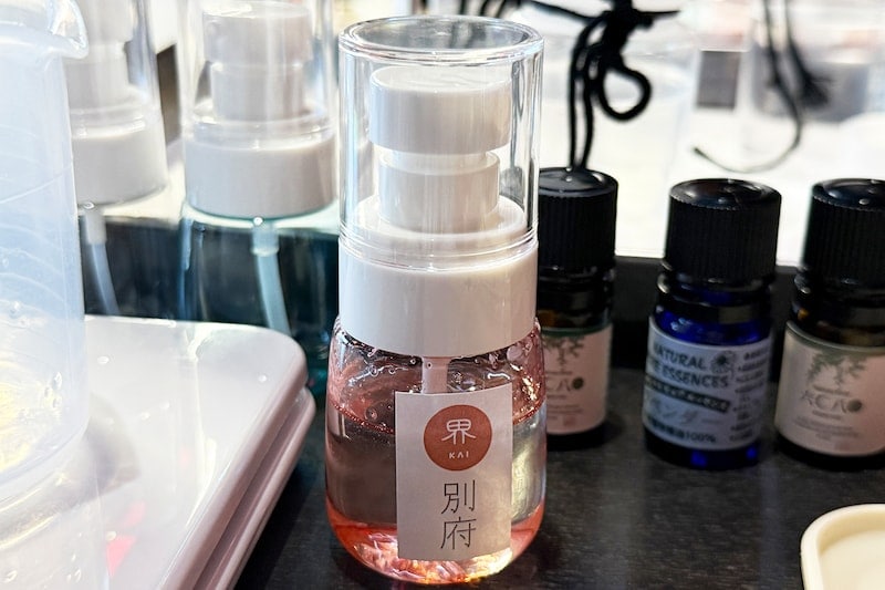 ラボと呼ばれるスペースで行う「温泉ミスト作り」は実験感覚で楽しい時間。作ったミストは持ち帰れるのでお土産に