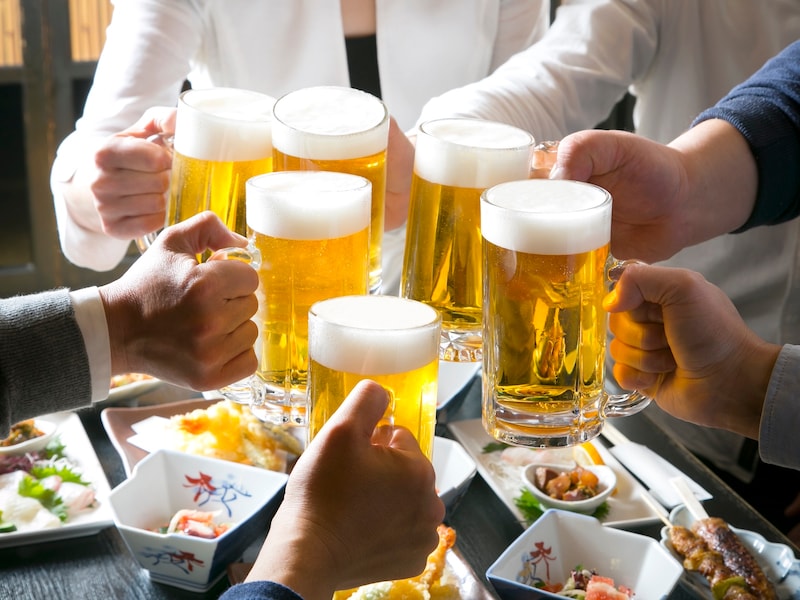 飲み会だって内容によって行く行かないを決めたいときがあるが……(画像:PIXTA)