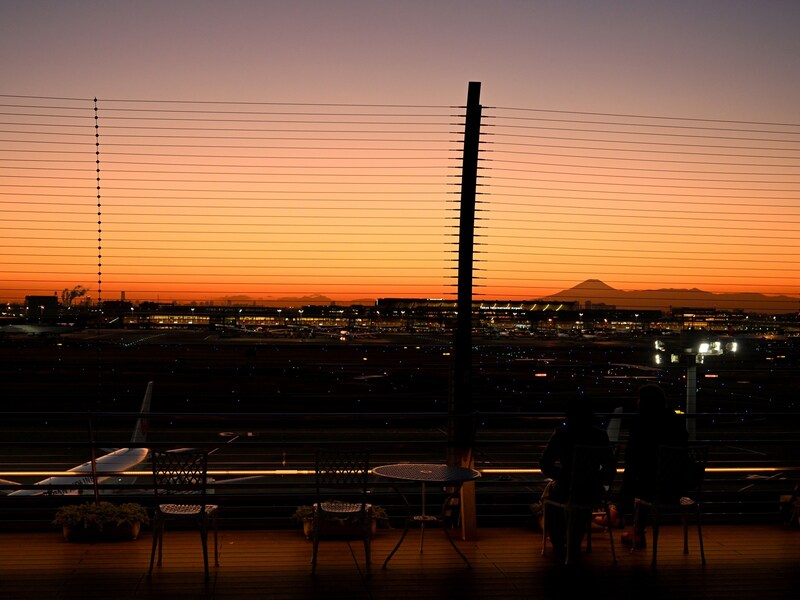 羽田空港から眺める夕陽と富士山（11月中旬）の画像