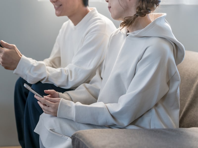 彼女を家に連れてきたものの……(画像:PIXTA)