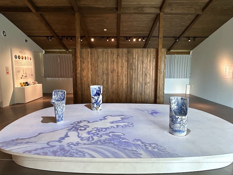 染付小便器のインスタレーション