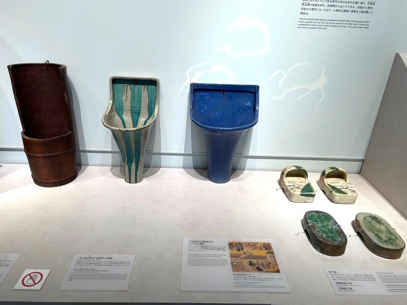 木製や陶器製古便器と厠下駄の数々