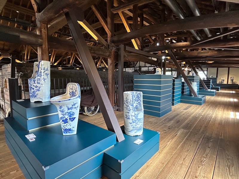 木の梁や小屋組みと展示物が相まった展示スペース