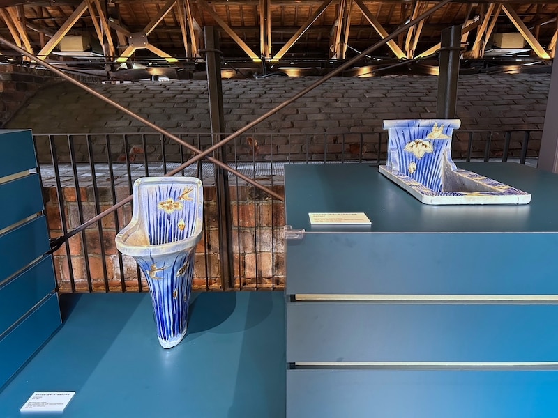 染付花鳥図（菖蒲に雀）角形大便器（明治後期・瀬戸）