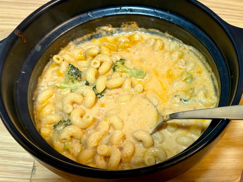 茹でる前のパスタをそのままスープに入れて煮込めば完成。鍋ひとつで作れる手軽さが嬉しい！