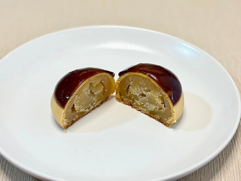 栗と白あんたっぷりの、なめらかで口どけのよいお饅頭です