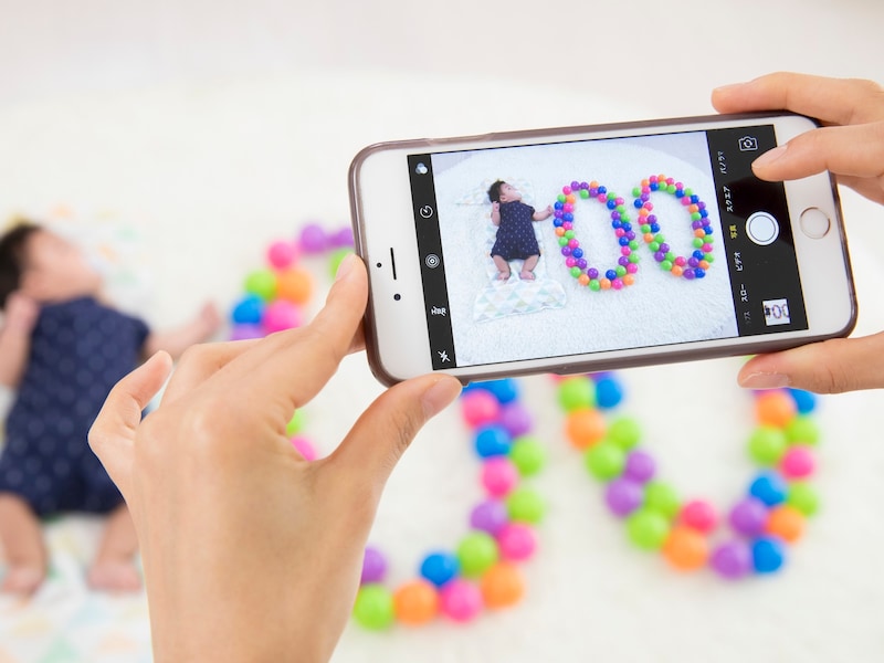 家族の幸せそうな投稿を見るとイラっとするけど（画像：PIXTA）