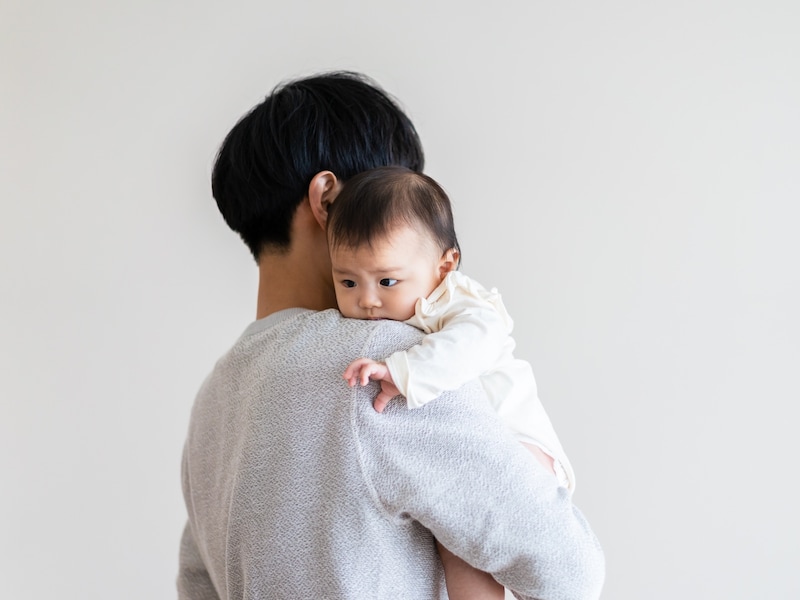 家事だけでも大変なのに育児もなんて……（画像：PIXTA）