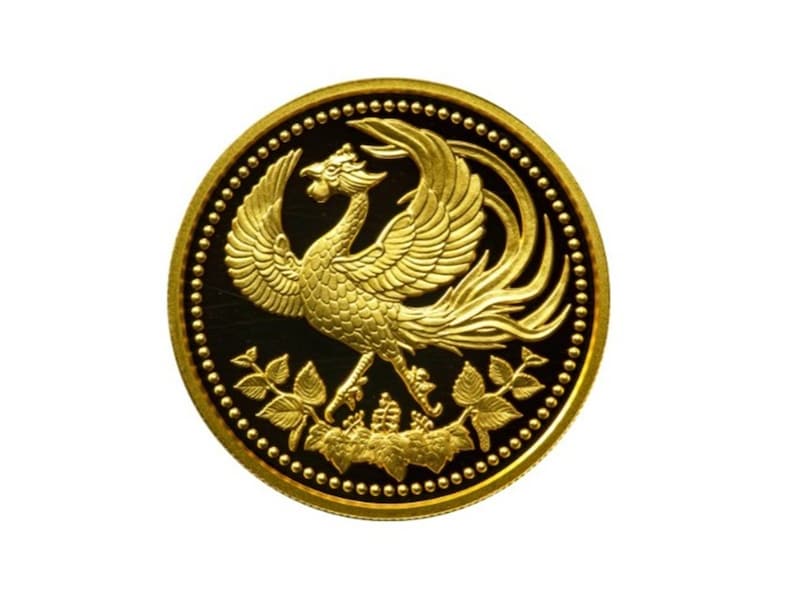 46万円で落札された「天皇陛下御在位30年記念1万円金貨」(表面) 。鳳凰と桐、白樺が描かれています ※画像:第125回入札誌「銀座」Lot番号:458 天皇陛下御在位30年記念1万円金貨 平成31年 ケース付(保証書なし) | UNC Proof