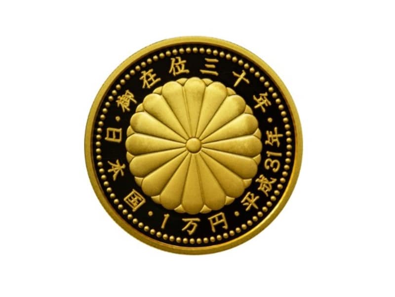46万円で落札された「天皇陛下御在位30年記念1万円金貨」(裏面)。菊花紋章が描かれています ※画像:第125回入札誌「銀座」Lot番号:458 天皇陛下御在位30年記念1万円金貨 平成31年 ケース付(保証書なし) | UNC Proof