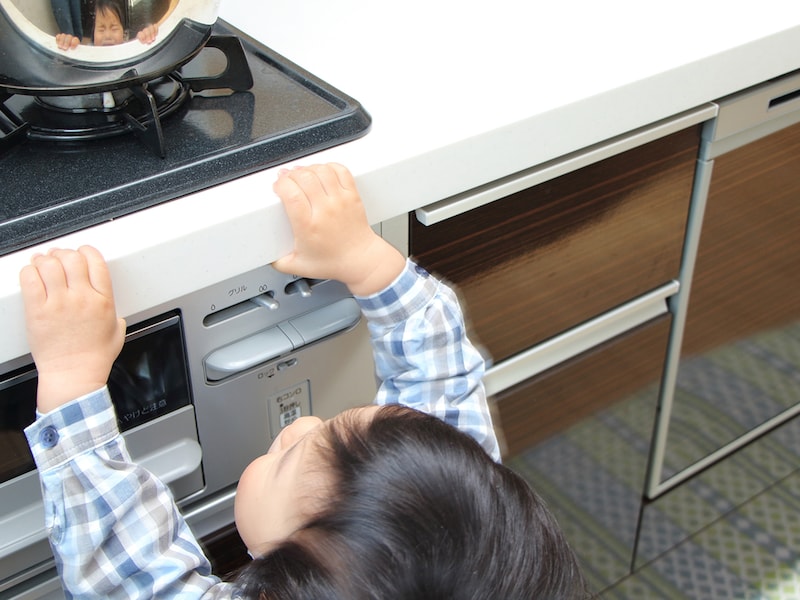 小さい子どもがいる家庭ではガスコンロなどが危険な場合も