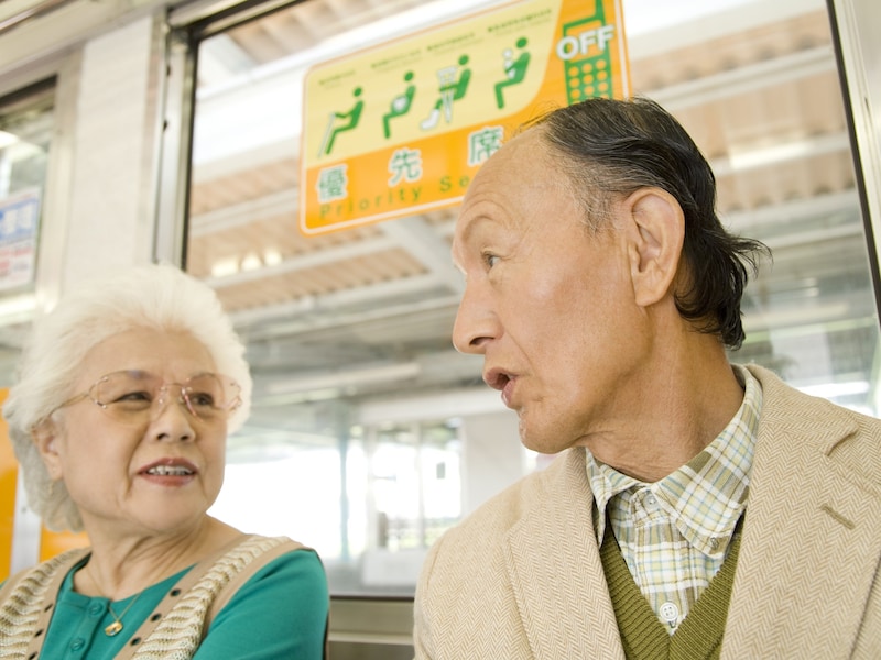 65~70歳から交通費がお得に!主要都市の「敬老パス」を比較※画像:amanaimages