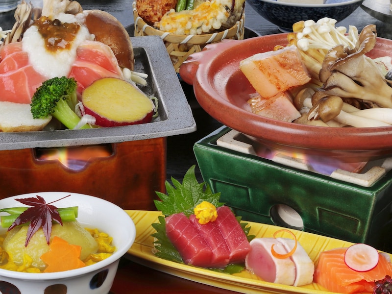 60歳を過ぎたら使える ファミレス・寿司などの外食チェーンのシニア優待8選※画像:amanaimages