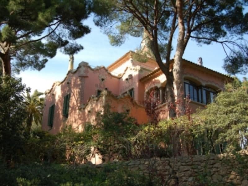 ガウディが病気の父親と共に暮らすために建てた家