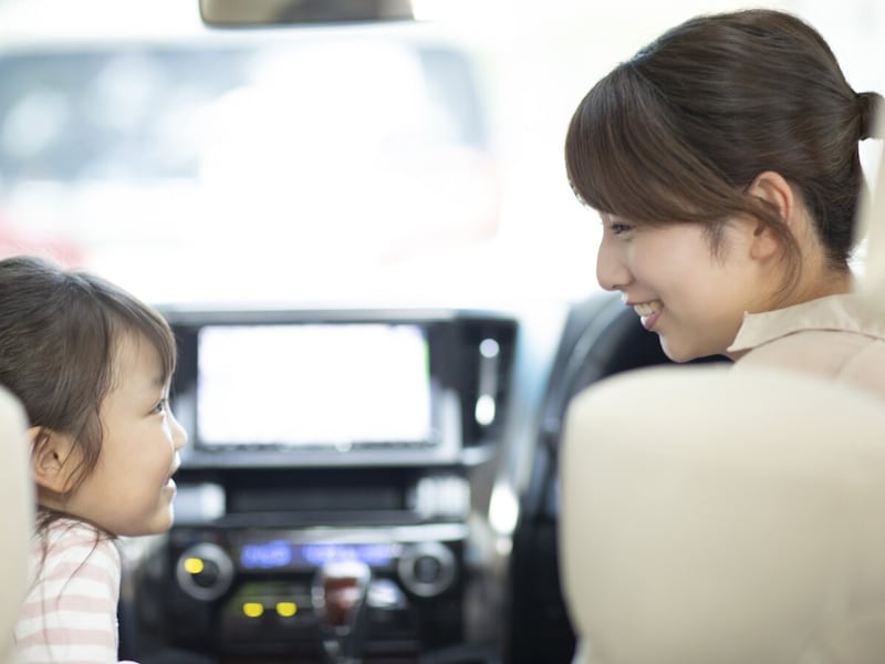 車に乗る親子
