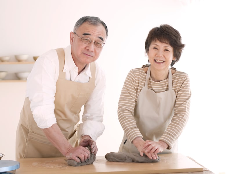 生涯学習で"脳の筋トレ"を！70歳から使えるカルチャースクールの割引制度※画像：amanaimages