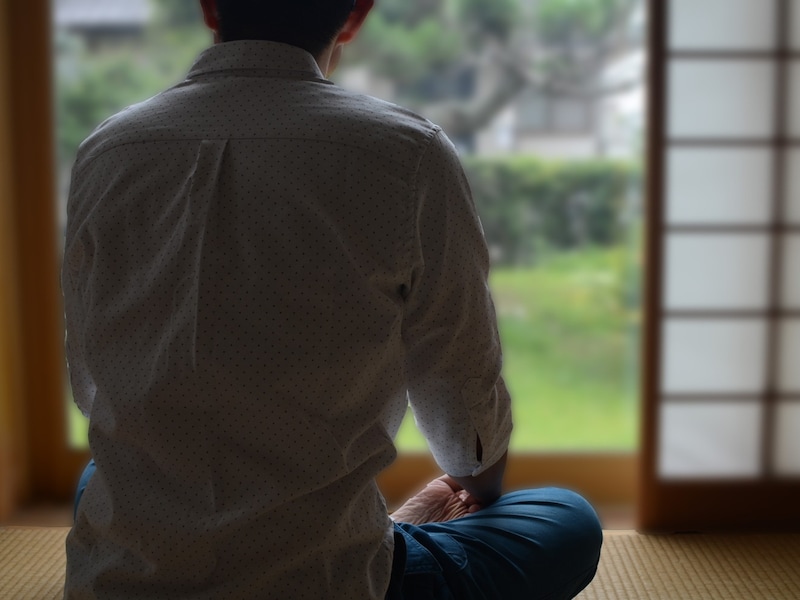 「家計が苦しい」47歳男性はとにかく外出しないようにしていると言います ※画像：PIXTA