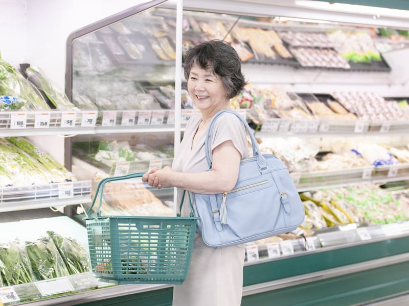 スーパー・ドラッグストアで"毎月おトク"！シニアデー活用術※画像：amanaimages