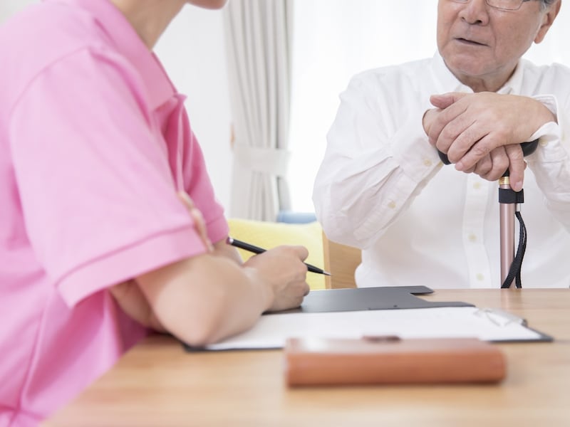 要介護者が増え続ける一方で、ケアマネジャーは減少傾向にあります ※画像:PIXTA