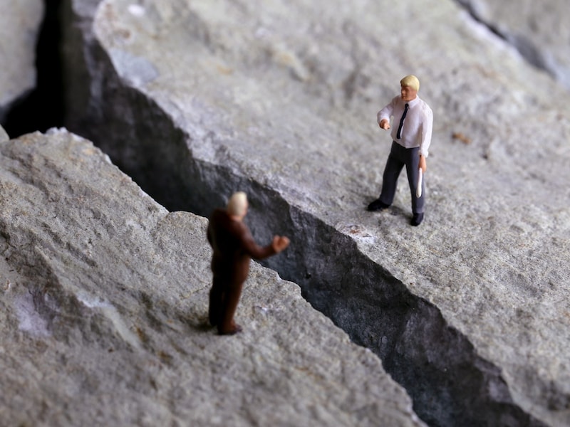 働き方や仕事に対する価値観は世代間にギャップがある ※画像：PIXTA