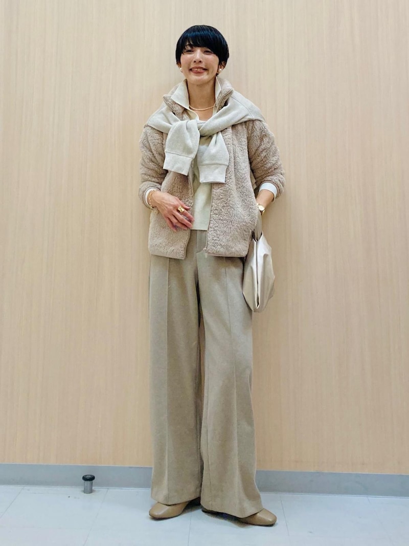 ふわふわ素材も淡いトーンでまとめて大人かわいさがアップ　出典：StyleHint