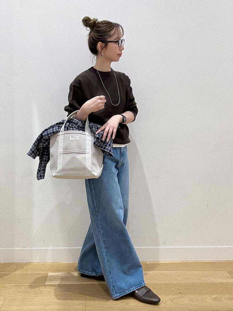 ブラウンニット＆デニムは誰でもトライしやすい組み合わせ　出典：WEAR