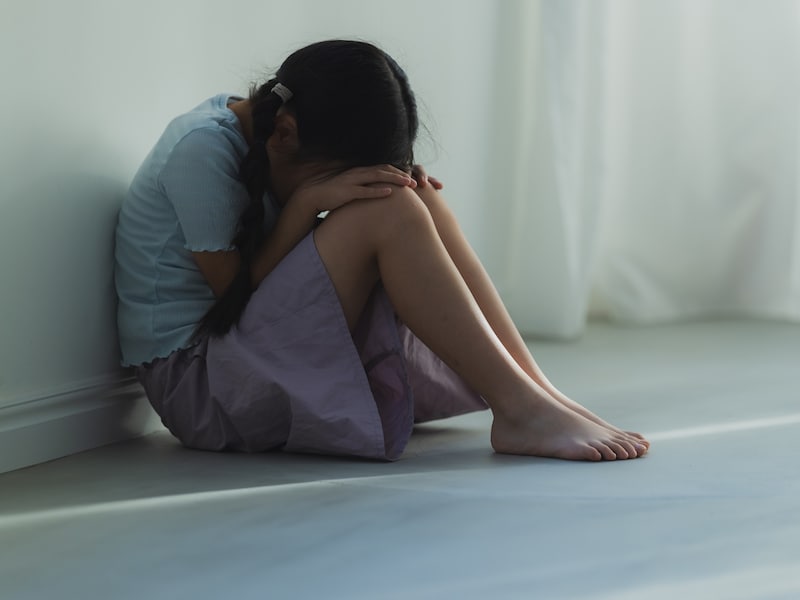 少女が母と継父から受けた屈辱的な仕打ちとは（画像：PIXTA）