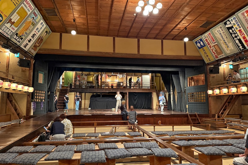 出石永楽館。舞台下手には花道がある