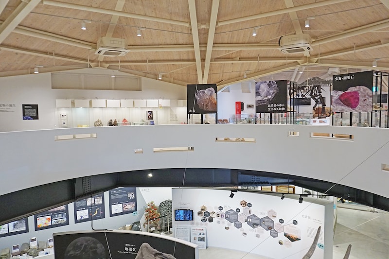 玄武洞ミュージアム。玄武岩をはじめ、世界各地から集められた奇岩や化石が並ぶ