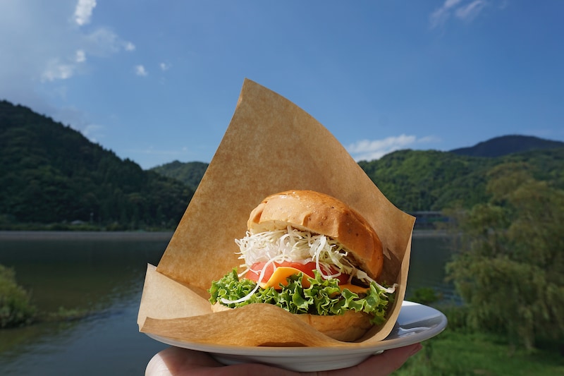 但馬牛玄武洞バーガー。レストランからは円山川の爽やかな景色も楽しめる