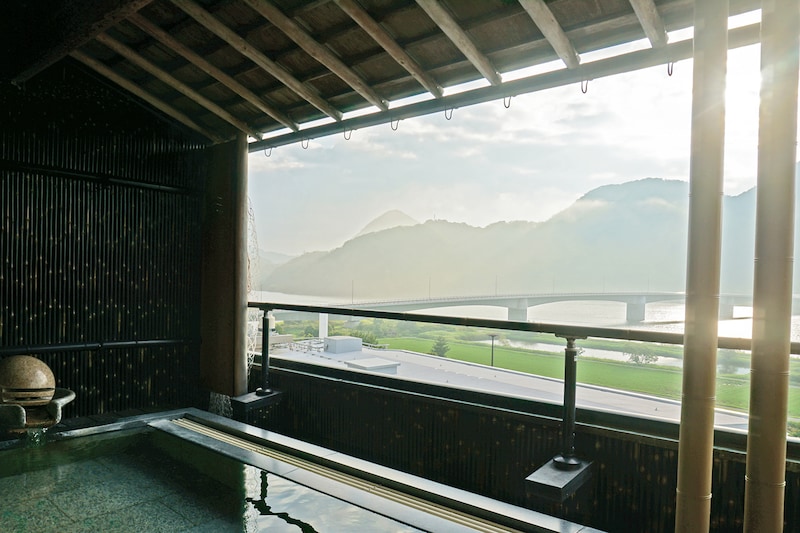 朝の貸切風呂も楽しめる「川口屋城崎リバーサイドホテル」