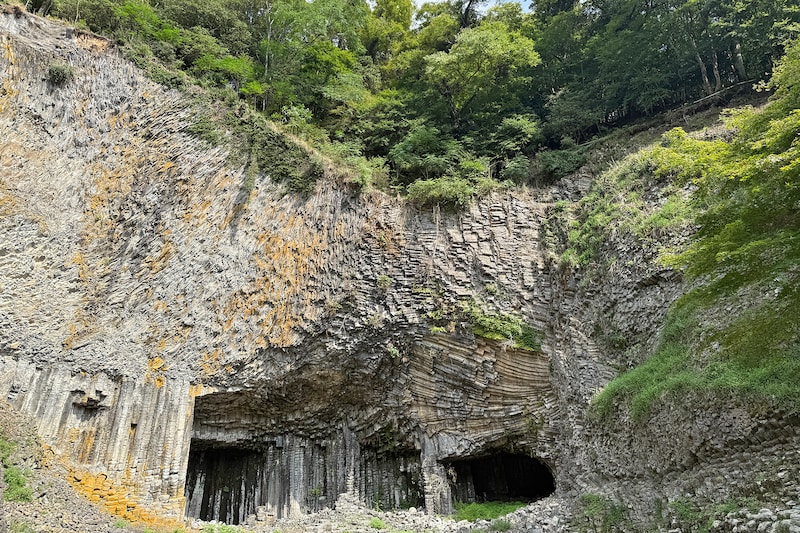 玄武洞。玄武洞公園内には5つの洞があり、玄武洞と青龍洞の2つが天然記念物