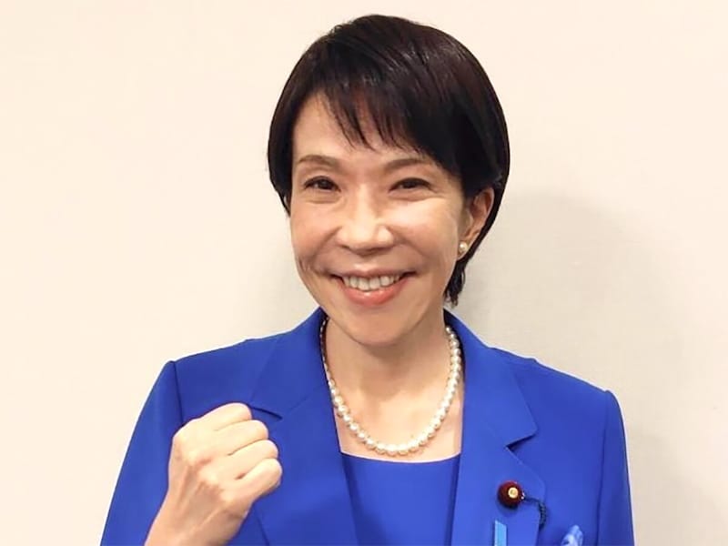 高市首相が愛用する「サッチャーブルー」（画像出典：高市首相公式X）