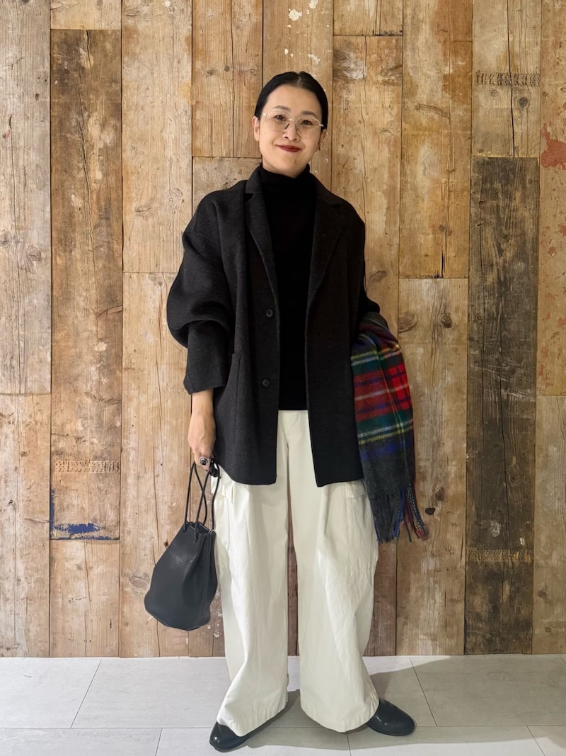 【OKコーデ】洗練されたイメージに仕上がるモノトーンコーデ　出典：WEAR