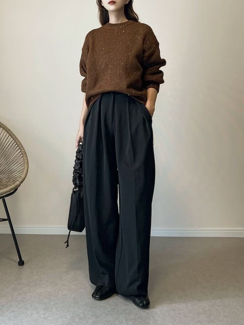 トレンドカラーのブラウンニットはラメ入りで変化をつけて 出典:WEAR