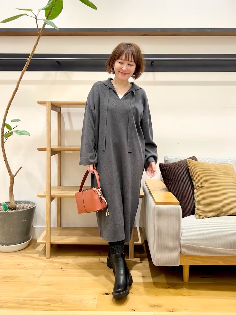 首もとが開いているデザインなら抜け感があって、レイヤードも楽しめます 出典:WEAR