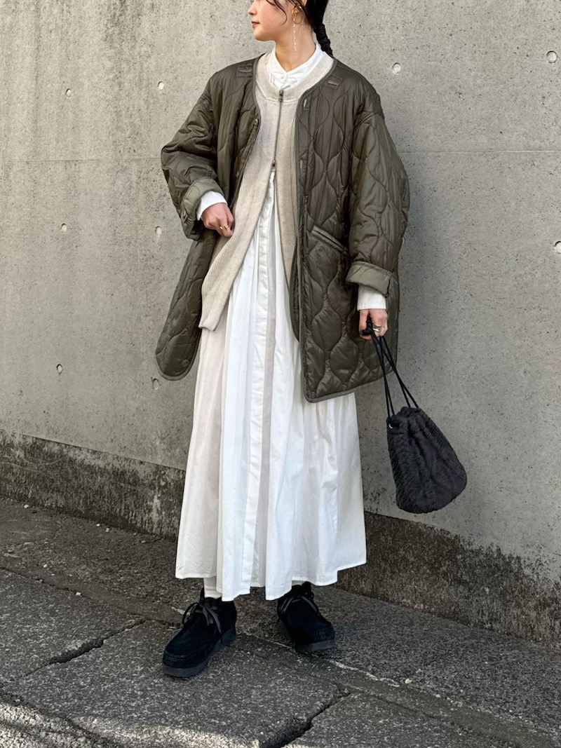 シャツワンピースは軽やかさがあり秋冬コーデにもおすすめです 出典:WEAR