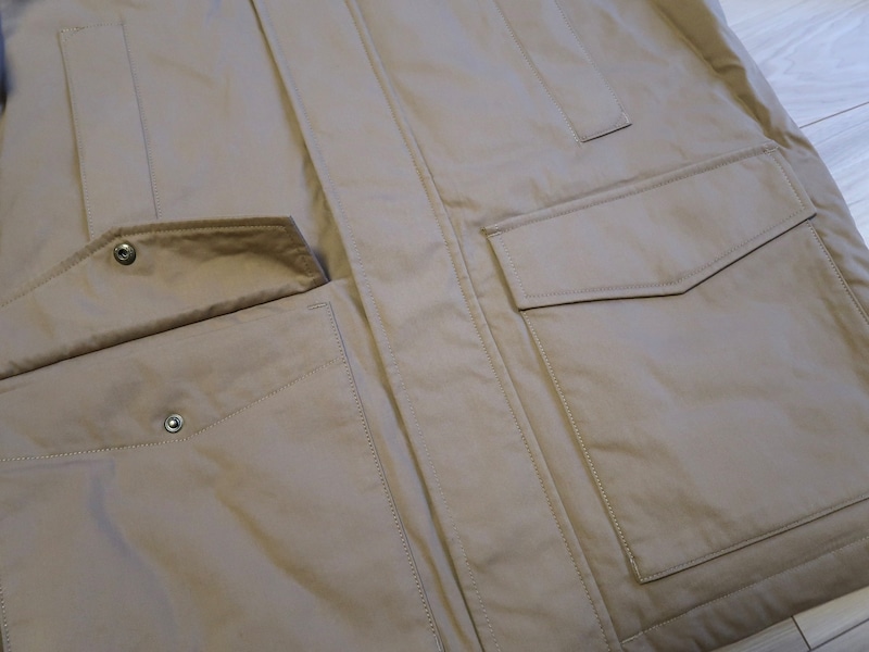 フロント部分には大きめのフラップポケットがついています