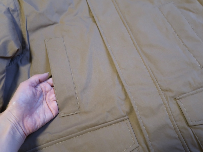 フロント部分の上部には差し込み式ポケットがついています