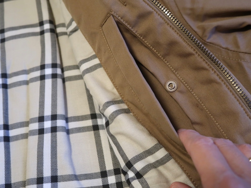 内側にはスマホも入るほどの大きめポケットも!