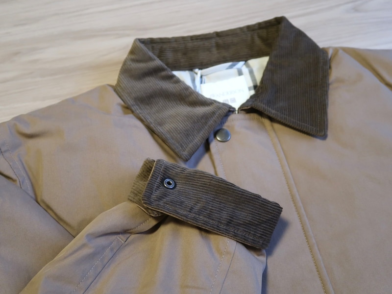 襟と、折り返した袖口の部分がコーデュロイ素材でポイントになっています