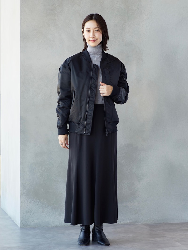 美シルエットでブラックコーデもフェミニンに仕上がります　出典：StyleHint