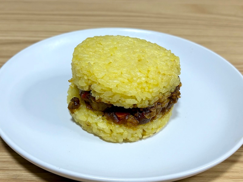 食べる前からキーマカレーのいい香り！ 満足感の高いライスバーガーを堪能できます 