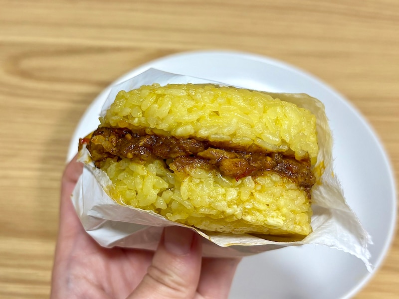 袋のまま食べられるので手が汚れないのも魅力。片手で食べられるキーマカレーです