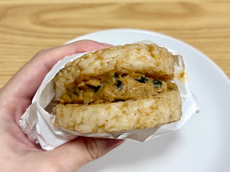 お肉たっぷりなピリ辛の胡麻坦々味。もち麦ライスとの相性◎ 