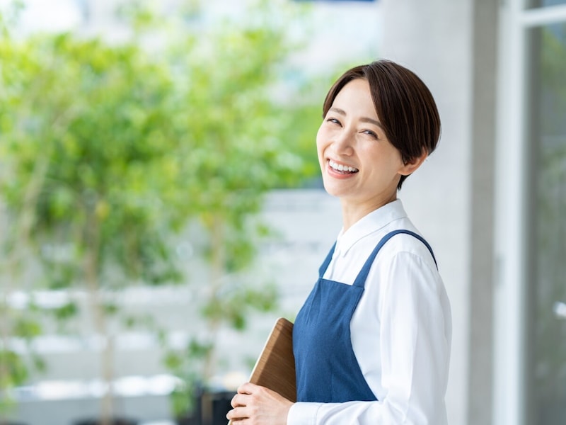 年収100万円でアルバイト。社会保険に入ったほうがいい？（画像：PIXTA）