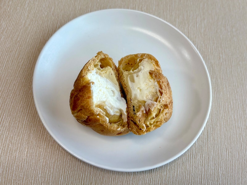 ホイップクリームと和栗カスタードクリームがふんだんに使用されています