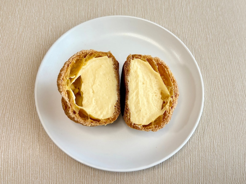こちらが断面図。濃厚なカスタード生クリームがぜいたくに詰まっています