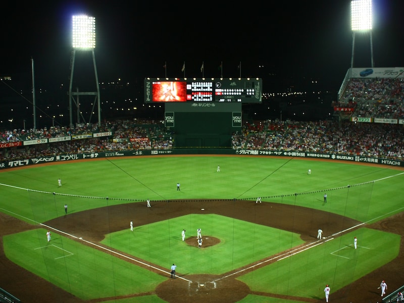 一人野球観戦が習慣に（画像：PIXTA）