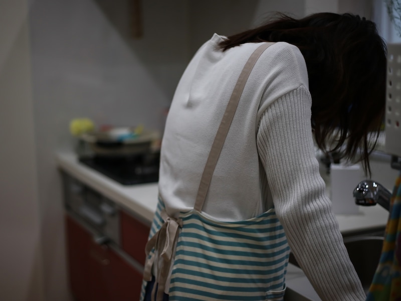 仕事も家事も頑張るほど損をしてしまう(画像:PIXTA)